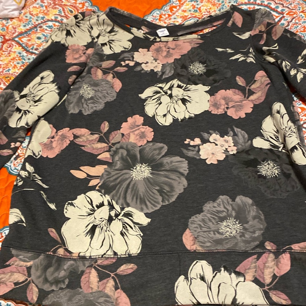Old navy active long sleeve sweater with cute cut out in back
